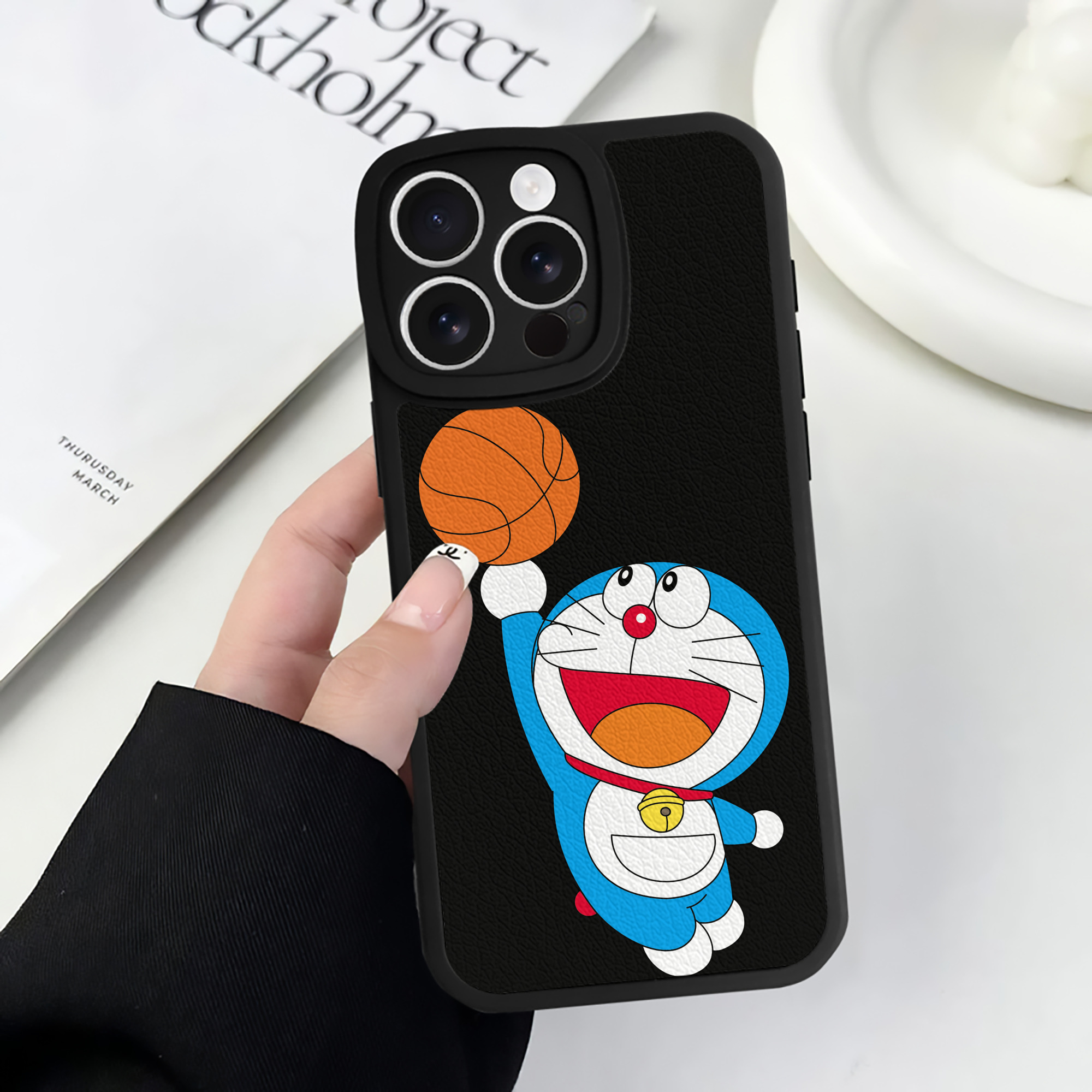 （画像用） ドラえもん Doraemon 【iPhone 16シリーズ対応】シリコンスマホケース（レザー調） 材質：シリコン